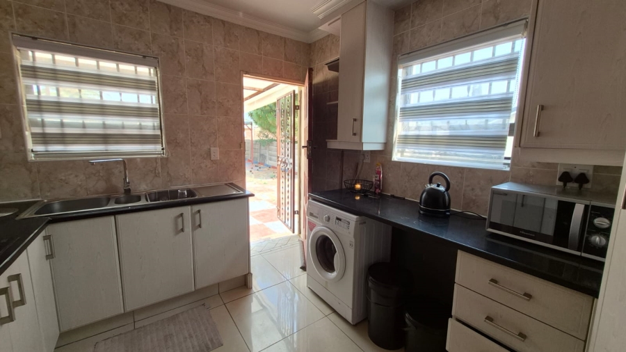 5 Bedroom Property for Sale in Crystal Park Gauteng