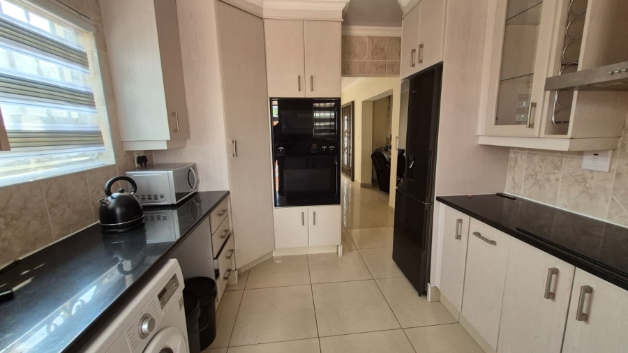 5 Bedroom Property for Sale in Crystal Park Gauteng
