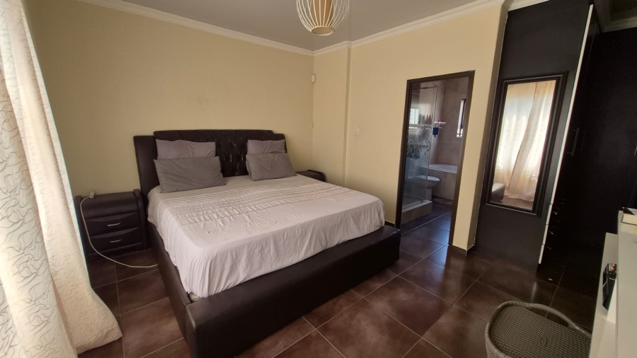5 Bedroom Property for Sale in Crystal Park Gauteng