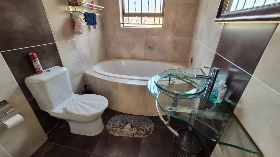 5 Bedroom Property for Sale in Crystal Park Gauteng