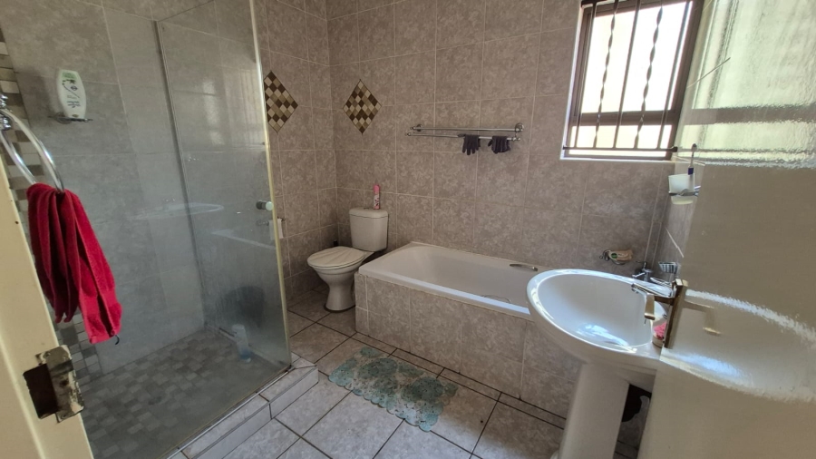 5 Bedroom Property for Sale in Crystal Park Gauteng