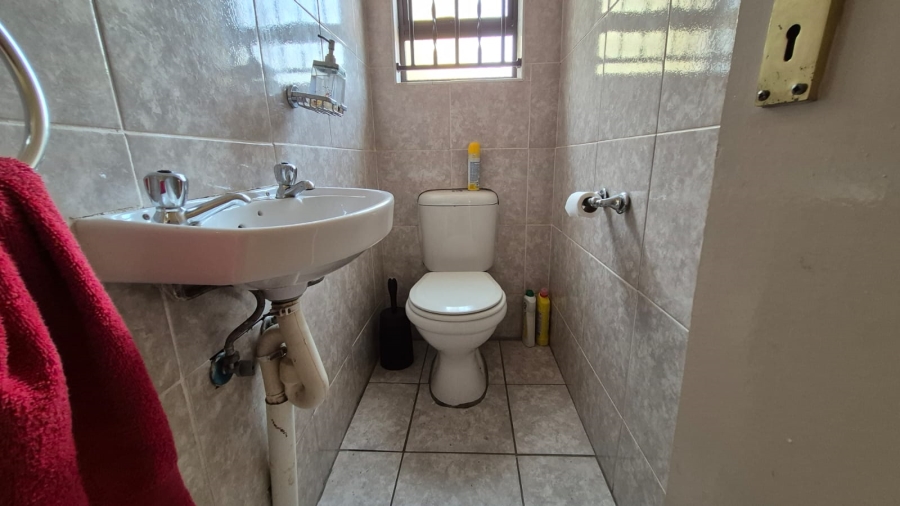 5 Bedroom Property for Sale in Crystal Park Gauteng