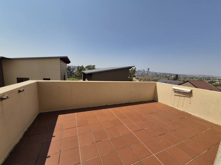To Let 3 Bedroom Property for Rent in Barbeque Downs Gauteng