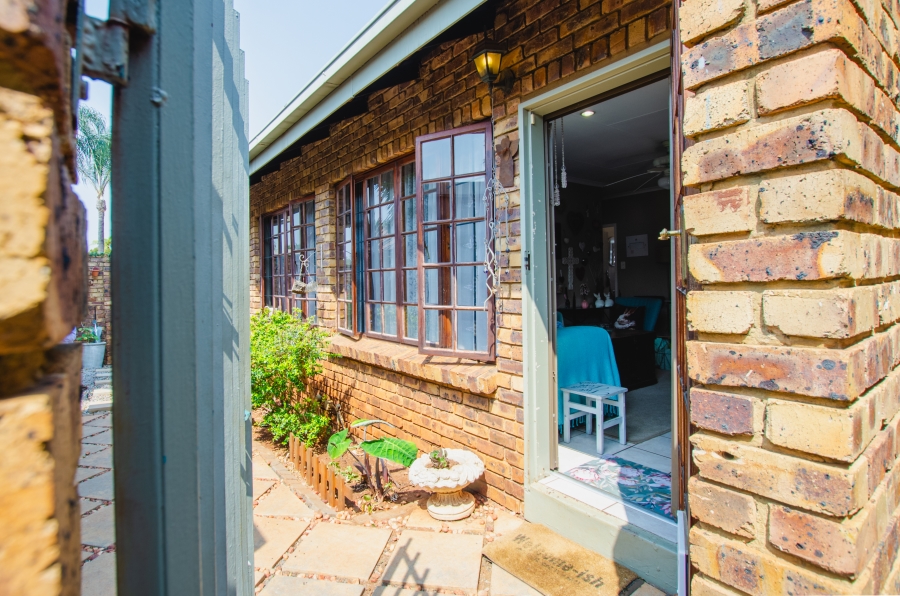 3 Bedroom Property for Sale in Die Hoewes Gauteng