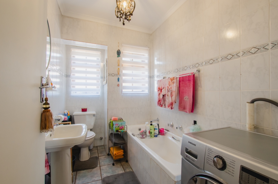 3 Bedroom Property for Sale in Die Hoewes Gauteng