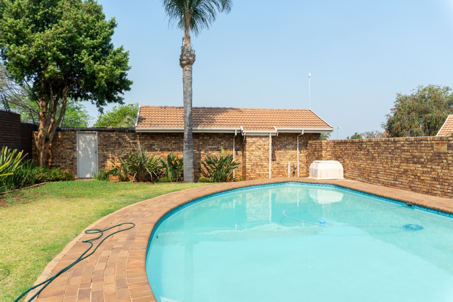 3 Bedroom Property for Sale in Die Hoewes Gauteng