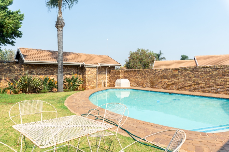 3 Bedroom Property for Sale in Die Hoewes Gauteng
