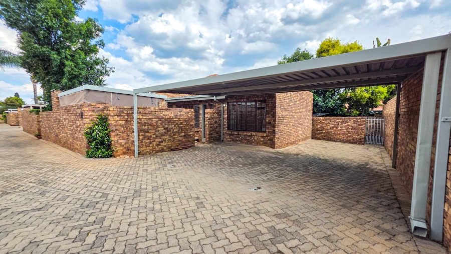 3 Bedroom Property for Sale in Die Hoewes Gauteng