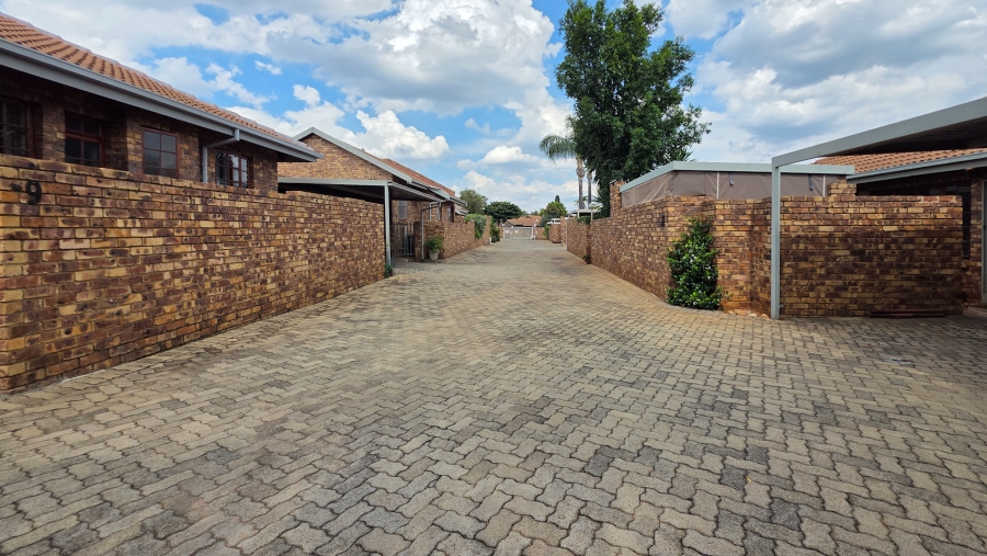 3 Bedroom Property for Sale in Die Hoewes Gauteng