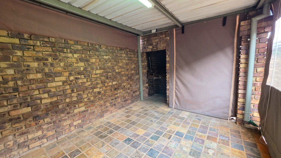 3 Bedroom Property for Sale in Die Hoewes Gauteng