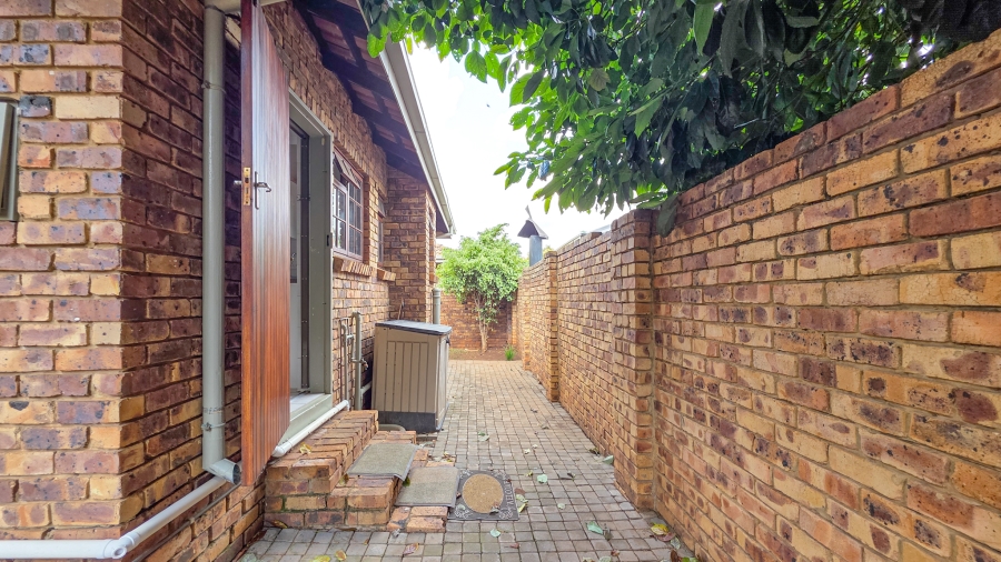 3 Bedroom Property for Sale in Die Hoewes Gauteng