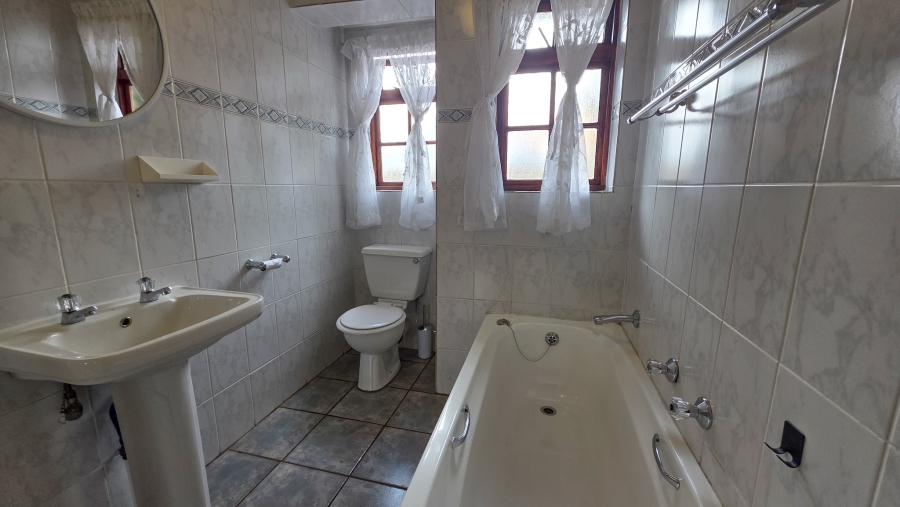 3 Bedroom Property for Sale in Die Hoewes Gauteng