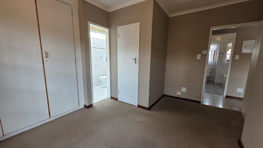 3 Bedroom Property for Sale in Die Hoewes Gauteng