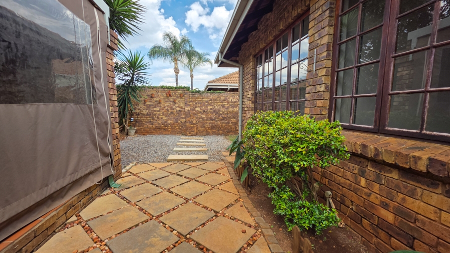 3 Bedroom Property for Sale in Die Hoewes Gauteng