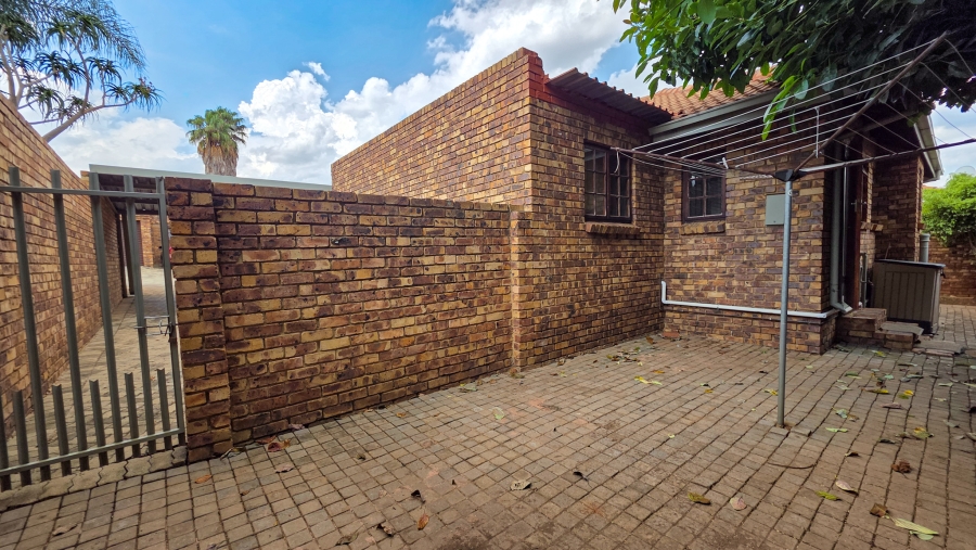 3 Bedroom Property for Sale in Die Hoewes Gauteng