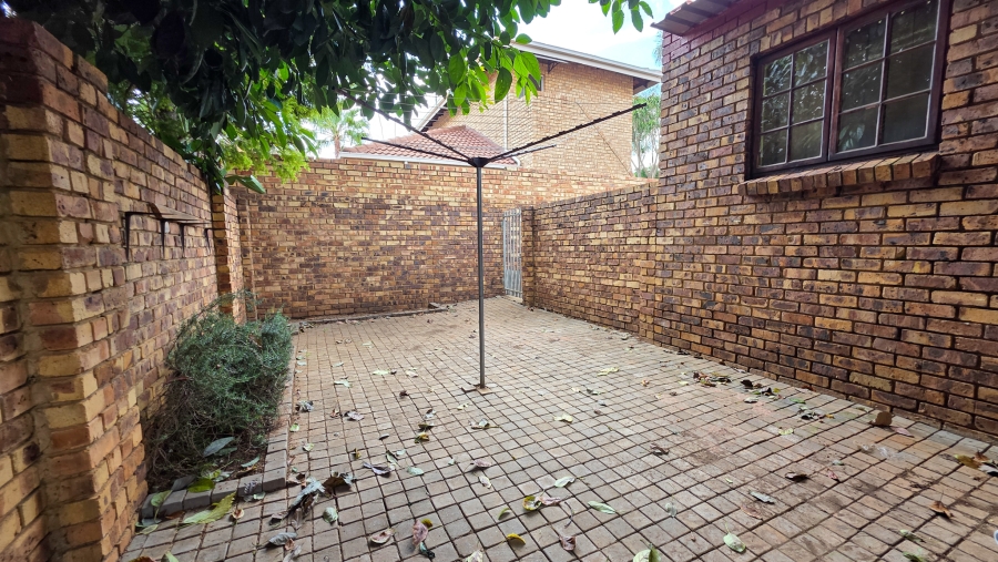 3 Bedroom Property for Sale in Die Hoewes Gauteng