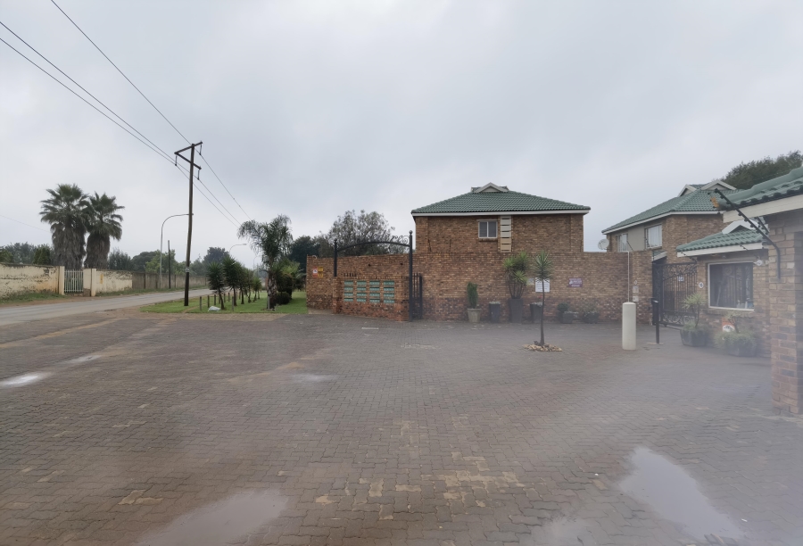 To Let 2 Bedroom Property for Rent in Norton Home Estate AH Gauteng