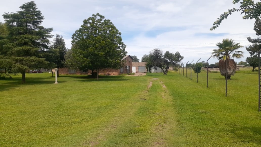 4 Bedroom Property for Sale in Mullerstuine Gauteng