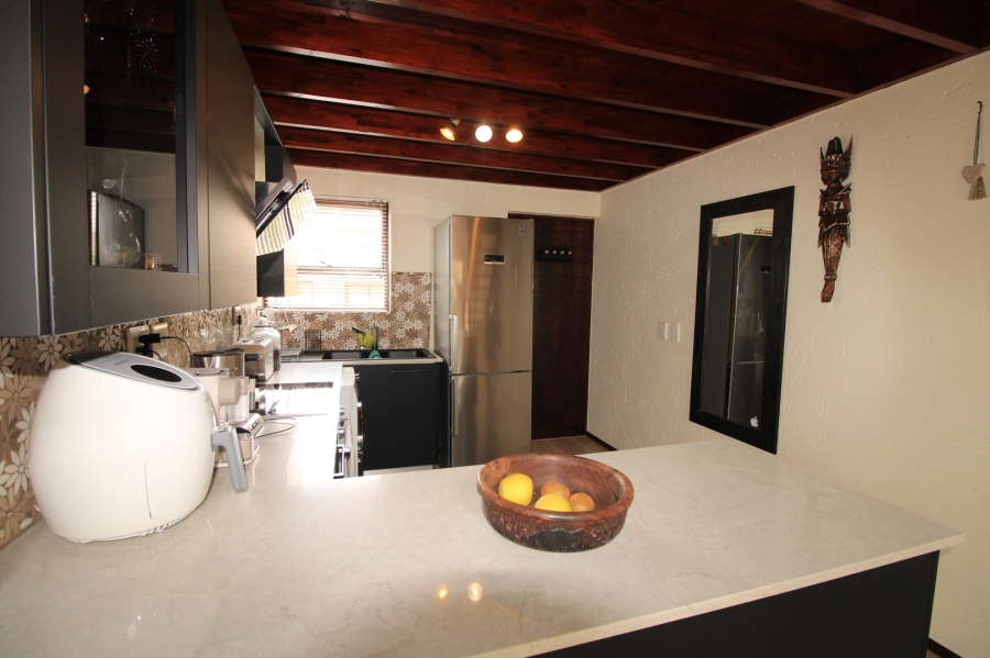 To Let 2 Bedroom Property for Rent in Lonehill Gauteng