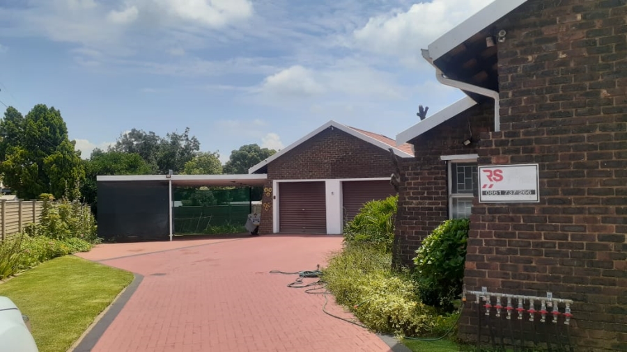 4 Bedroom Property for Sale in Bonanne Gauteng
