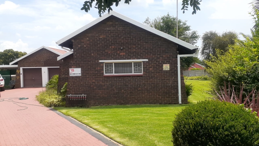 4 Bedroom Property for Sale in Bonanne Gauteng