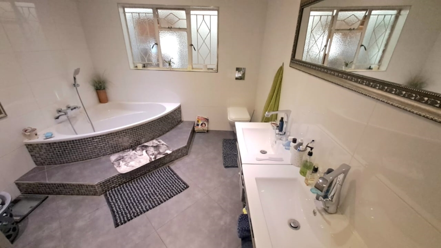 4 Bedroom Property for Sale in Three Rivers East Gauteng