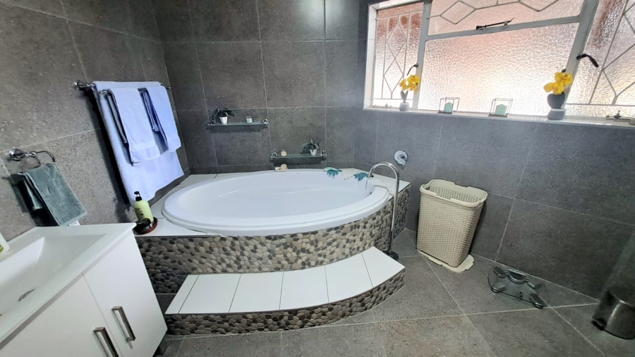 4 Bedroom Property for Sale in Three Rivers East Gauteng