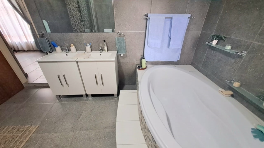 4 Bedroom Property for Sale in Three Rivers East Gauteng
