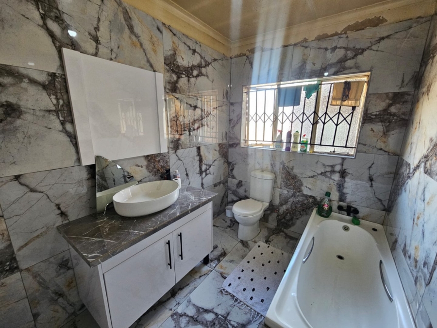 3 Bedroom Property for Sale in Unitas Park Gauteng