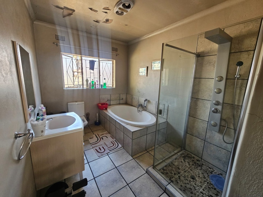3 Bedroom Property for Sale in Unitas Park Gauteng