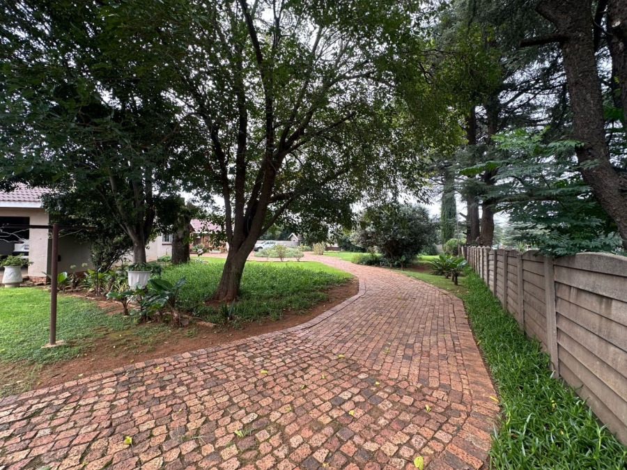 6 Bedroom Property for Sale in Unitas Park Gauteng