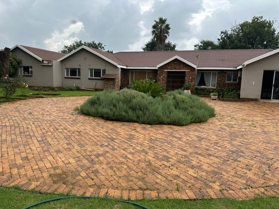 6 Bedroom Property for Sale in Unitas Park Gauteng