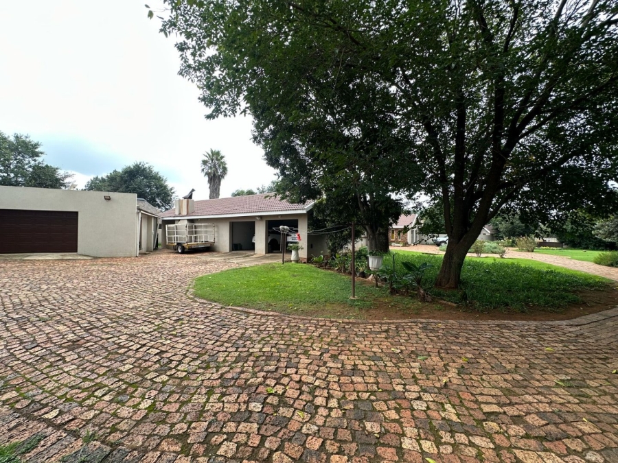 6 Bedroom Property for Sale in Unitas Park Gauteng