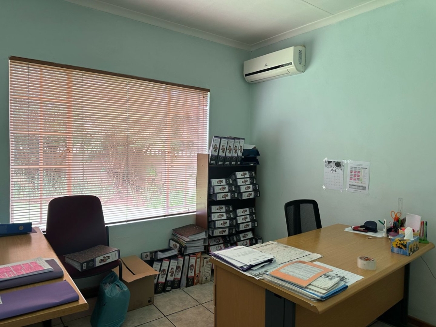 6 Bedroom Property for Sale in Unitas Park Gauteng