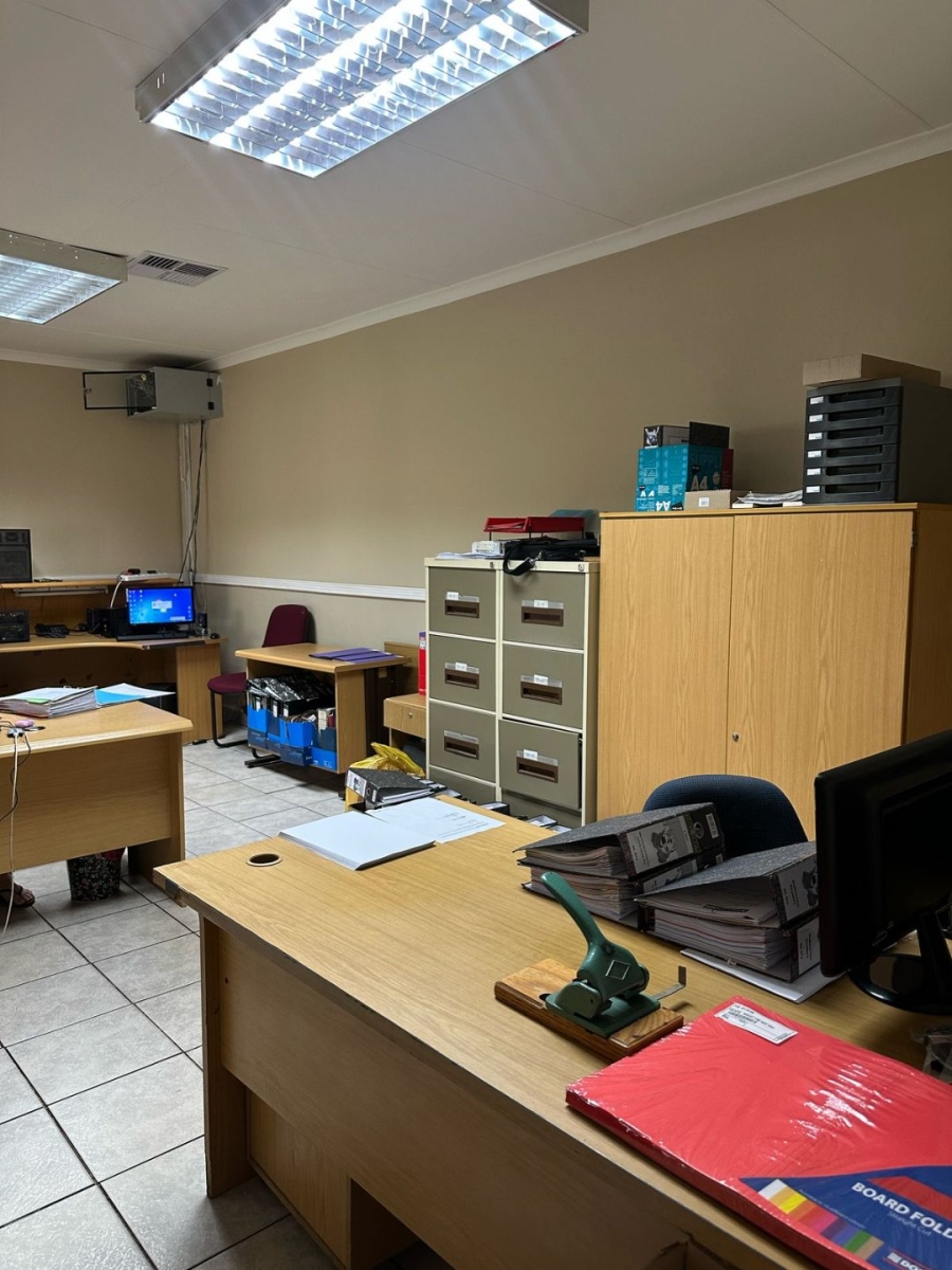 6 Bedroom Property for Sale in Unitas Park Gauteng