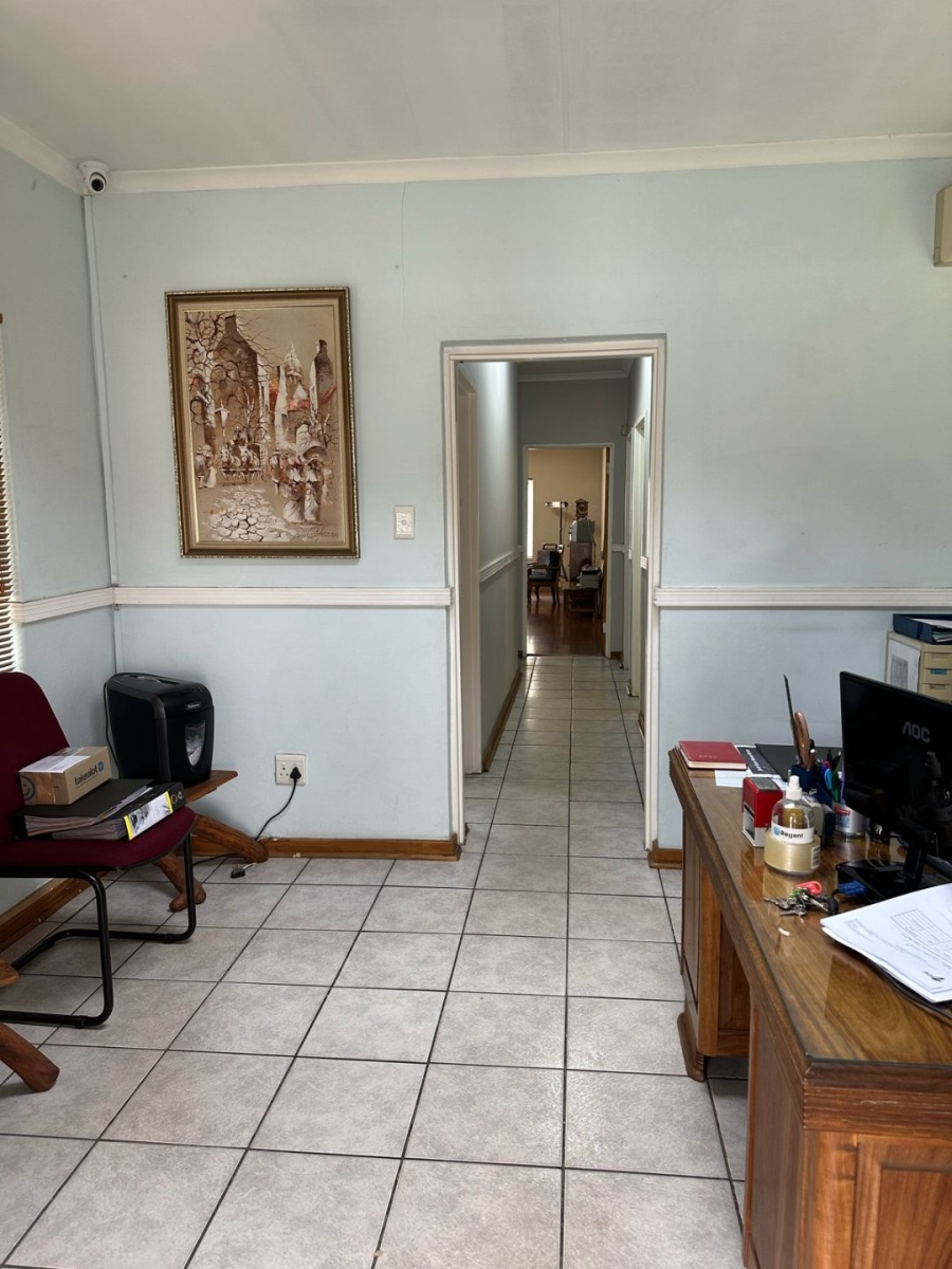 6 Bedroom Property for Sale in Unitas Park Gauteng