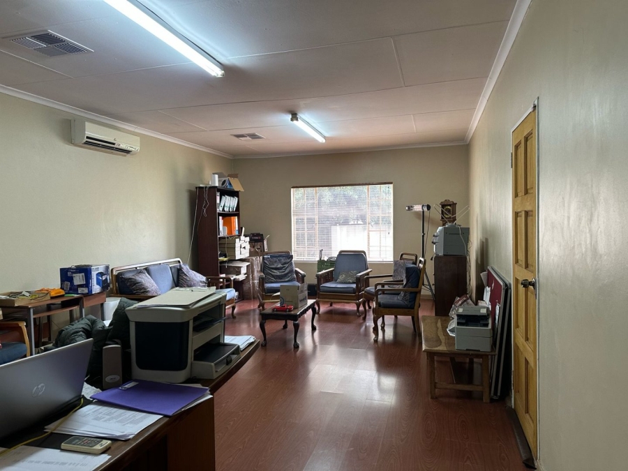 6 Bedroom Property for Sale in Unitas Park Gauteng
