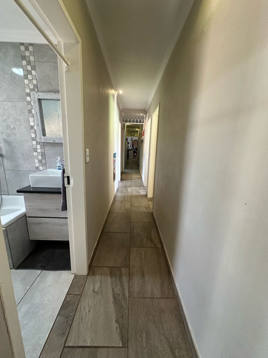 6 Bedroom Property for Sale in Unitas Park Gauteng