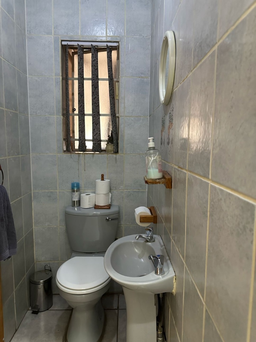 6 Bedroom Property for Sale in Unitas Park Gauteng