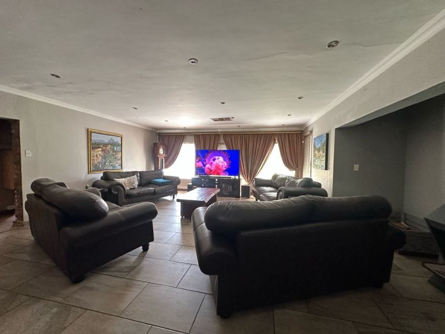 6 Bedroom Property for Sale in Unitas Park Gauteng
