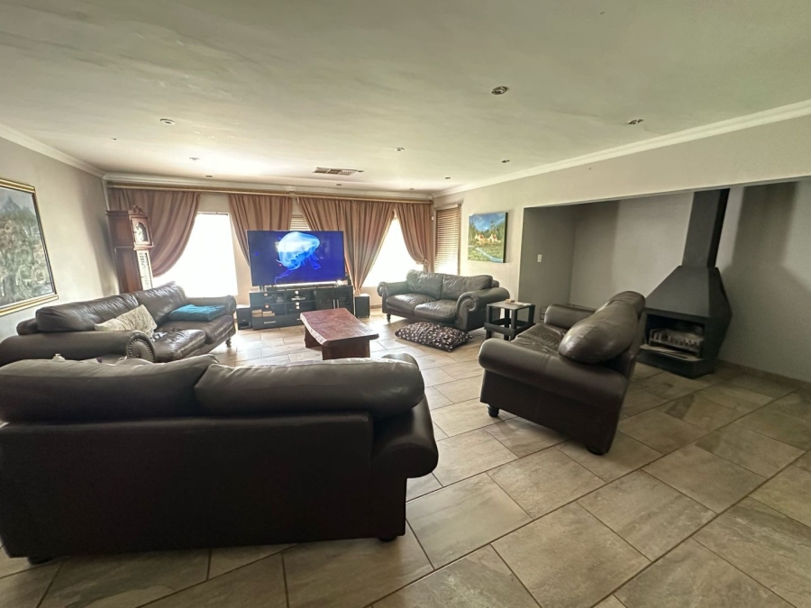 6 Bedroom Property for Sale in Unitas Park Gauteng