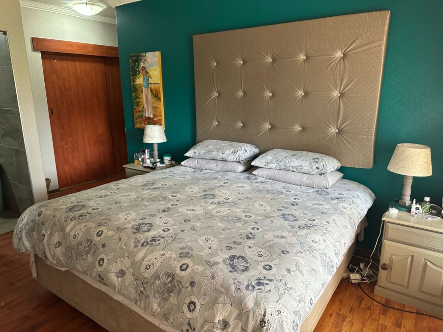 6 Bedroom Property for Sale in Unitas Park Gauteng