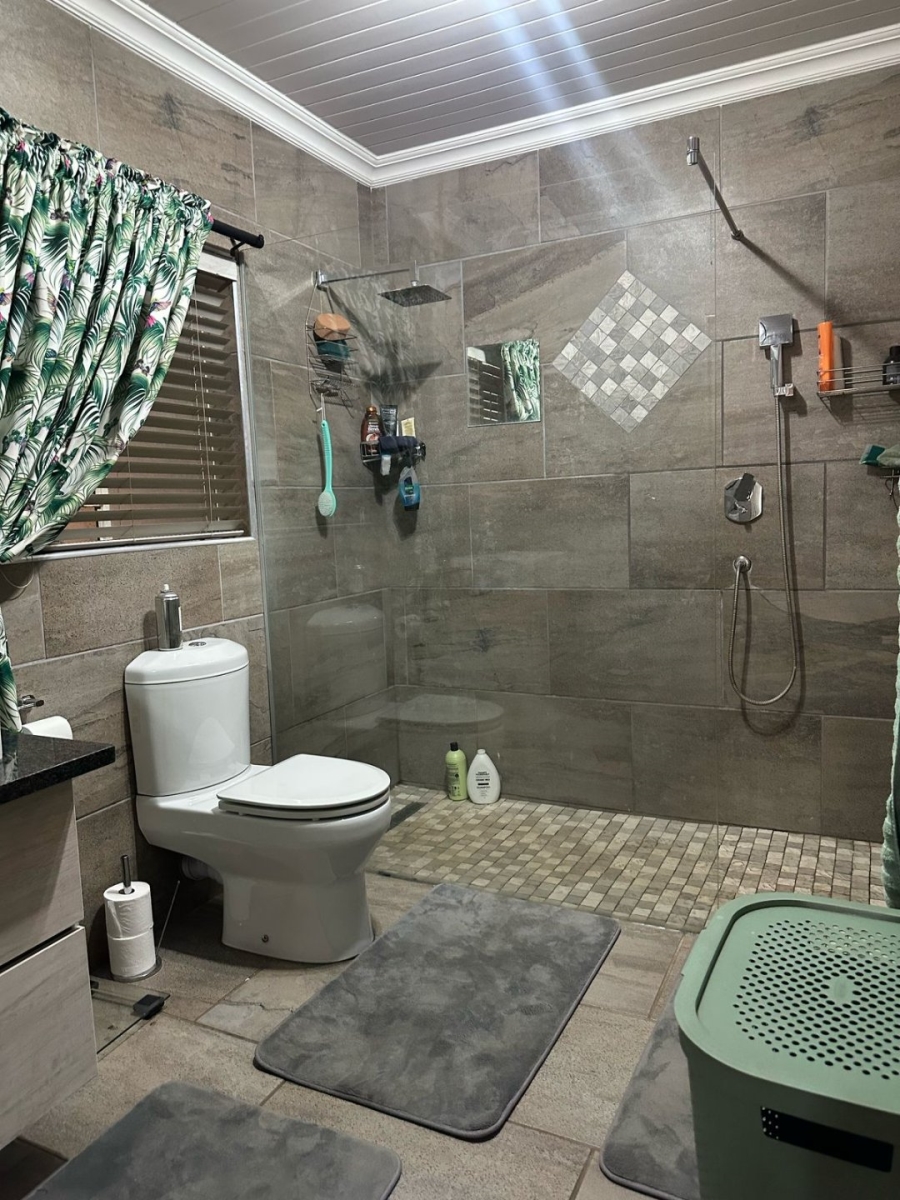 6 Bedroom Property for Sale in Unitas Park Gauteng