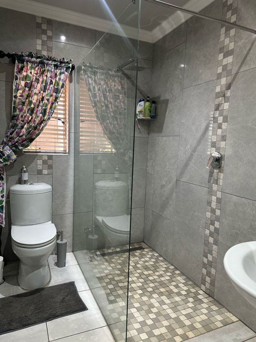 6 Bedroom Property for Sale in Unitas Park Gauteng
