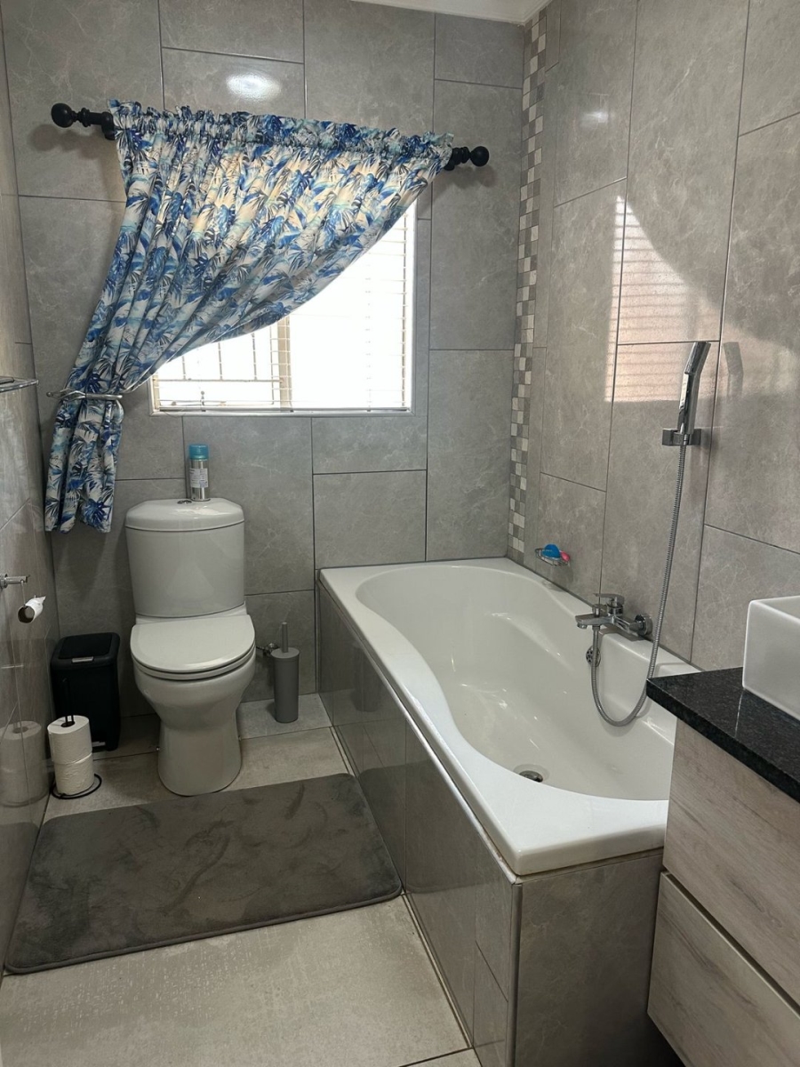 6 Bedroom Property for Sale in Unitas Park Gauteng
