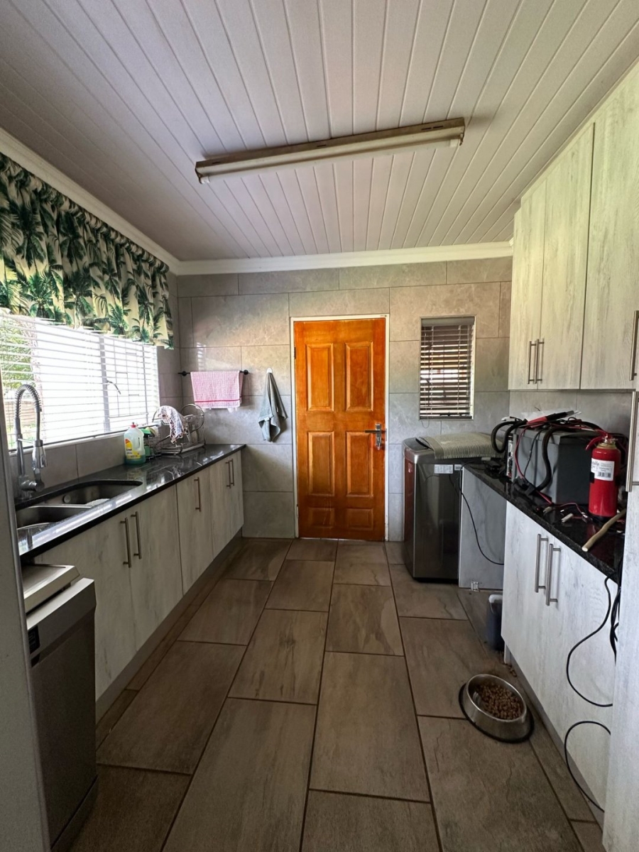 6 Bedroom Property for Sale in Unitas Park Gauteng