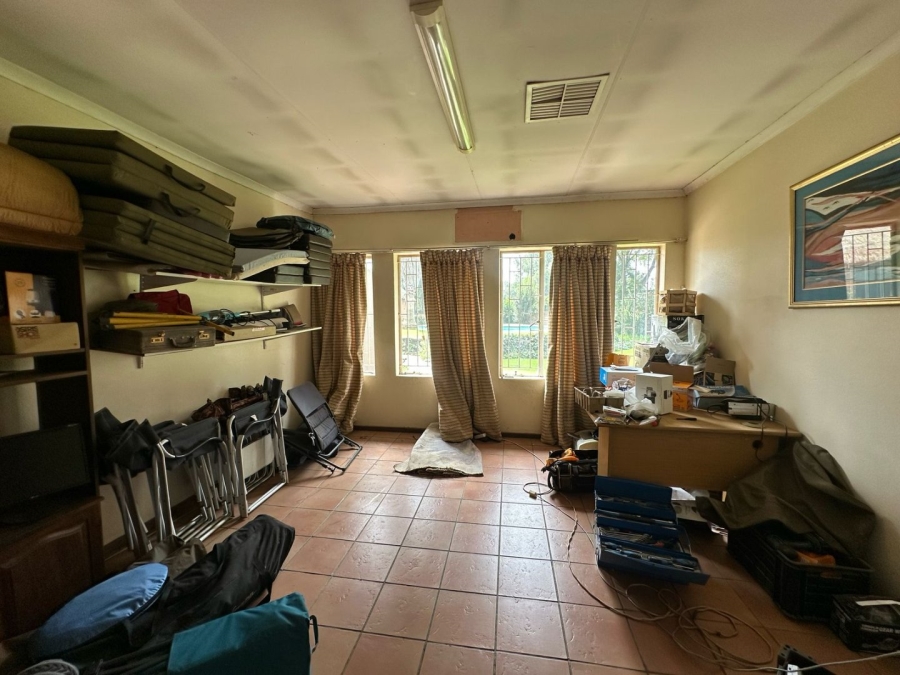 6 Bedroom Property for Sale in Unitas Park Gauteng