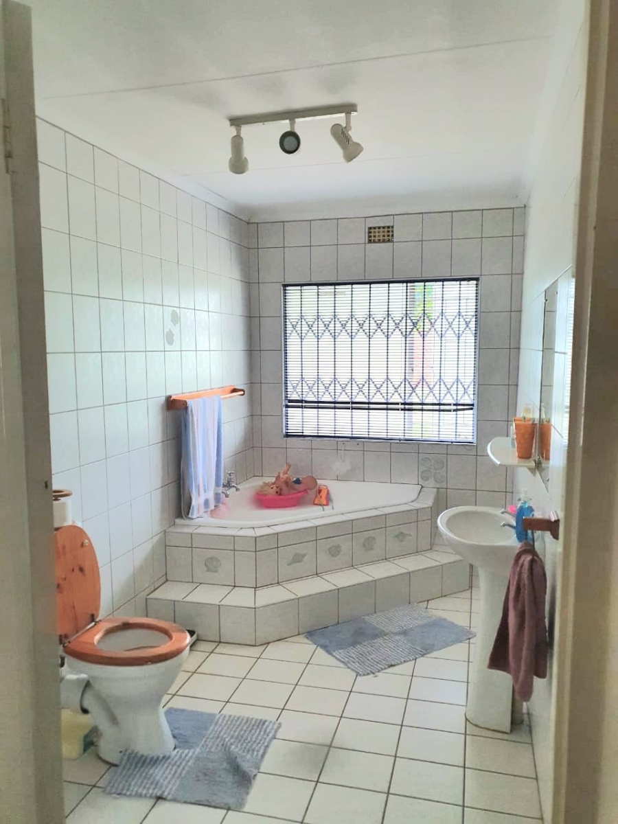 4 Bedroom Property for Sale in Unitas Park Gauteng