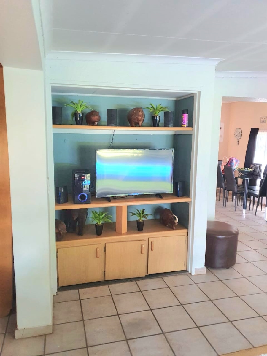 4 Bedroom Property for Sale in Unitas Park Gauteng