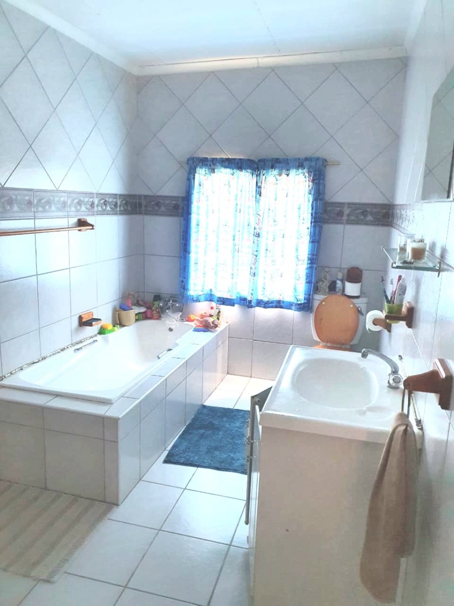 4 Bedroom Property for Sale in Unitas Park Gauteng